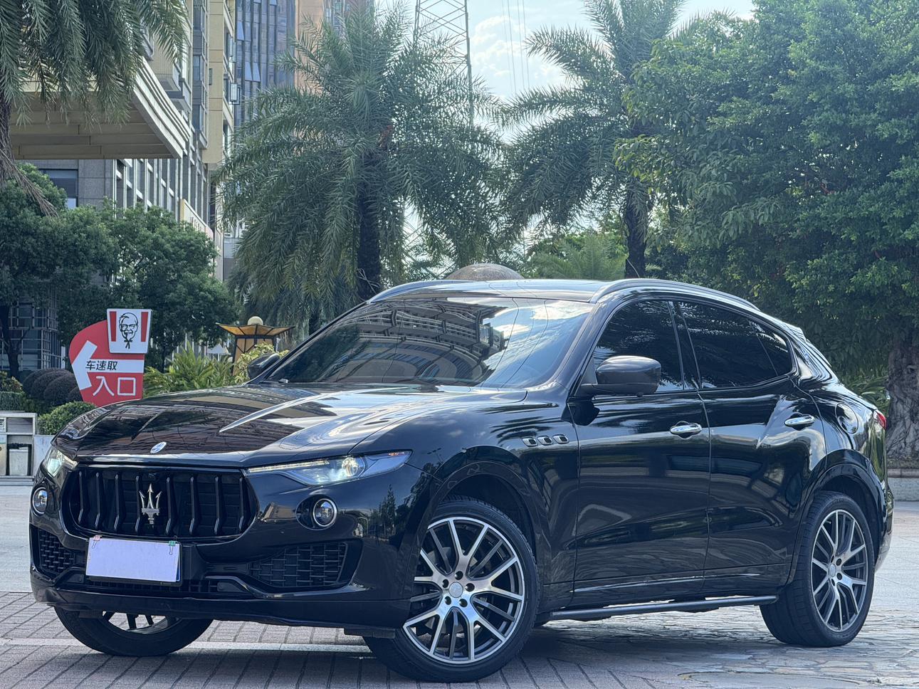 Maserati Levante 2017 thumb 10