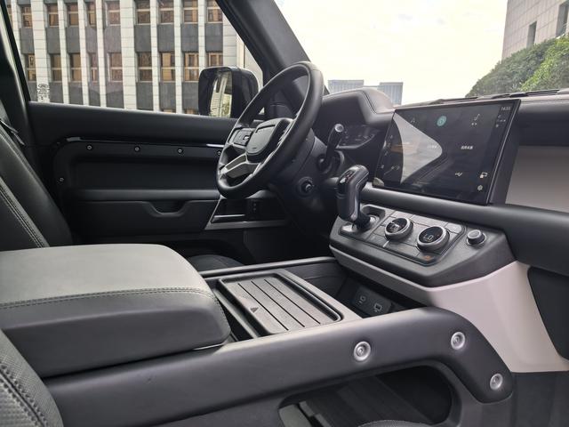 Land Rover Defender 2023 thumb 10