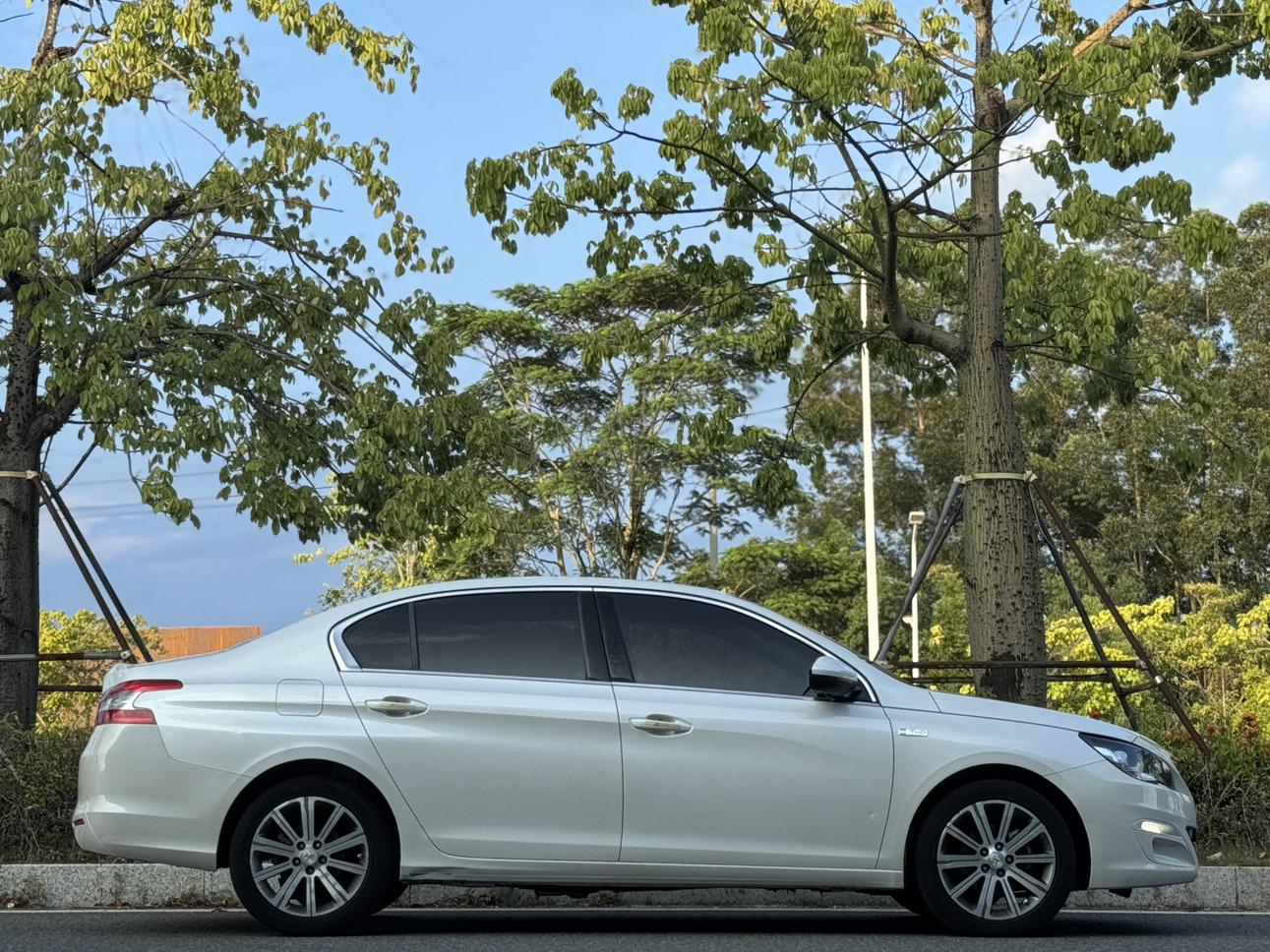 Peugeot 408 2017 thumb 5