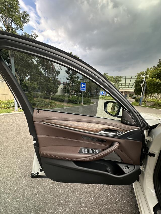 BMW 5 серии 2023 thumb 10