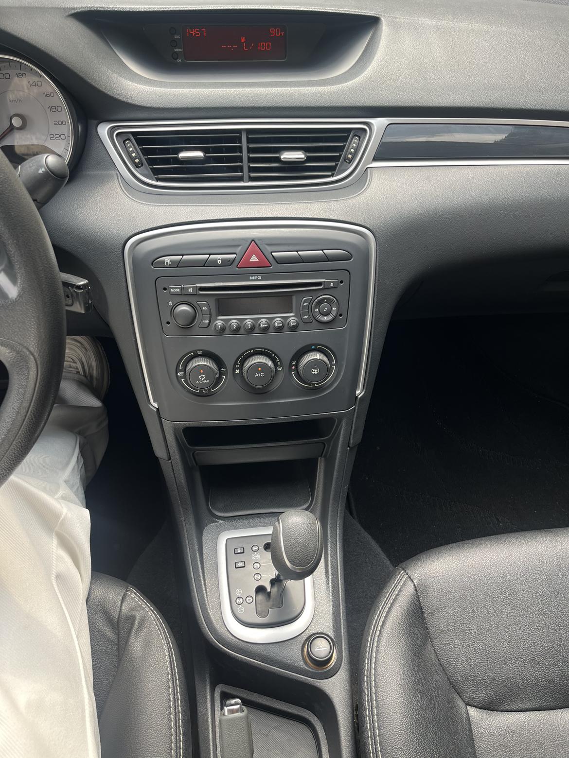 Peugeot 308 2012 thumb 6
