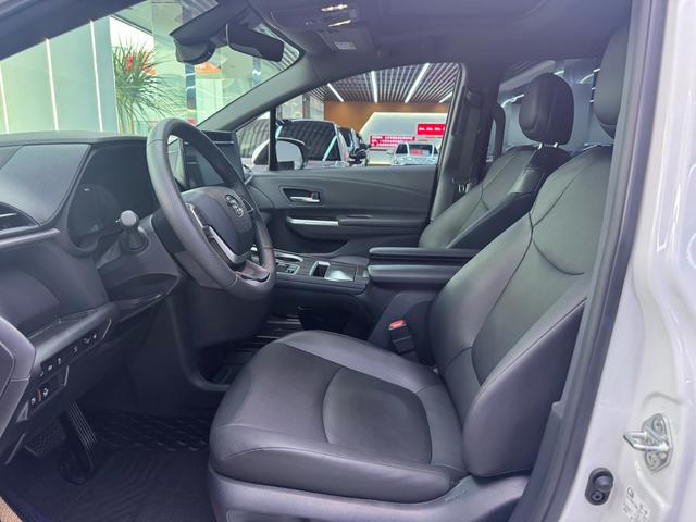 Toyota Granvia 2024 thumb 4