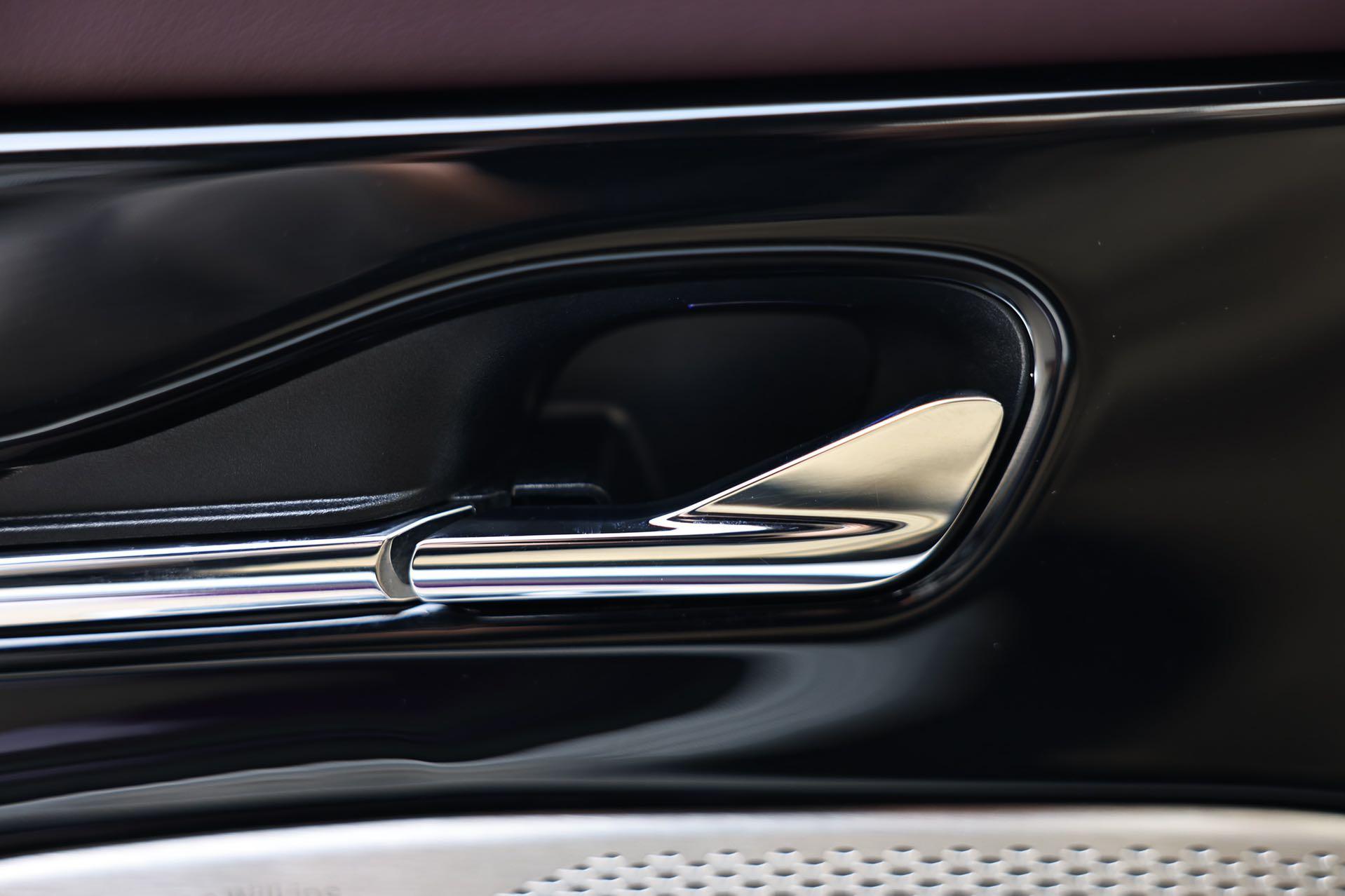 Aston Martin DB12 2024 thumb 12