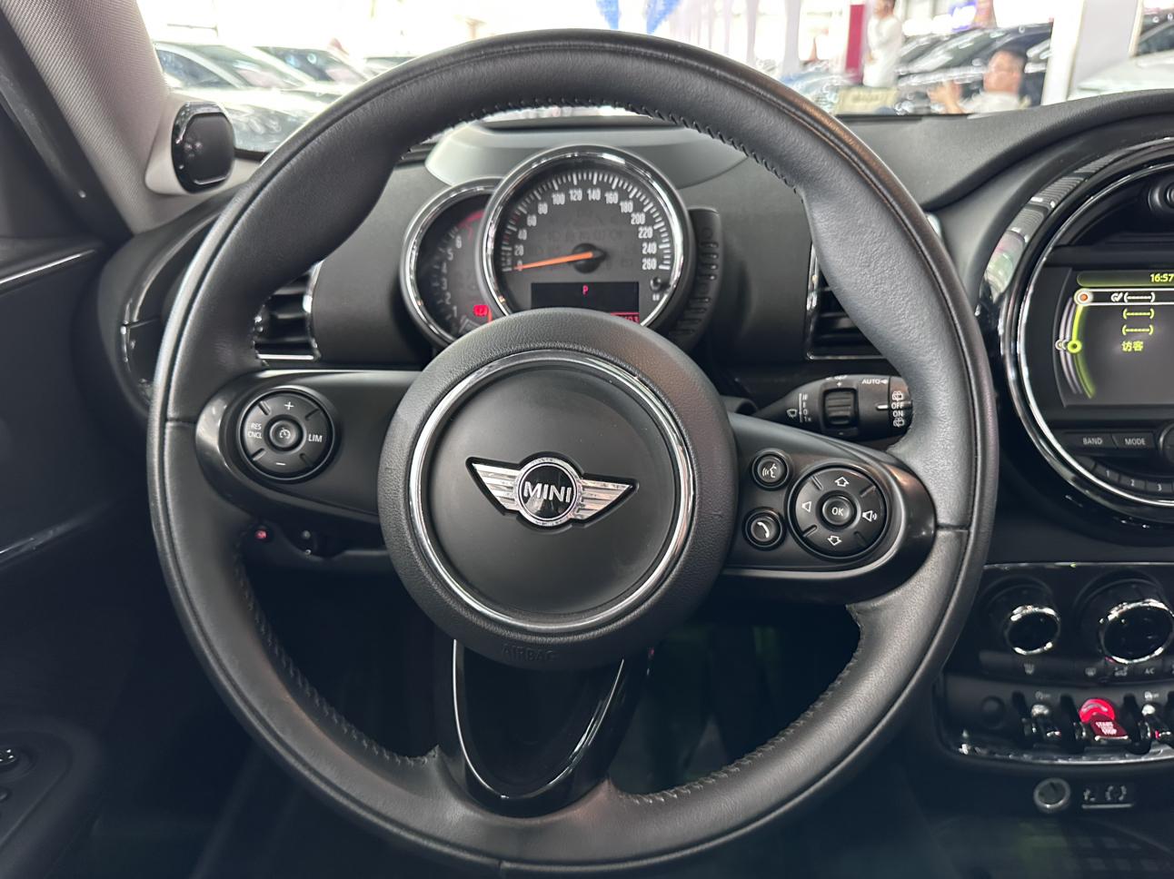 Mini Clubman 2017 thumb 12