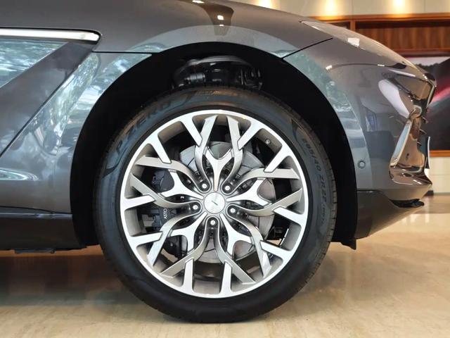 Aston Martin DBX 2024 thumb 8