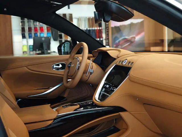 Aston Martin DBX 2024 thumb 11