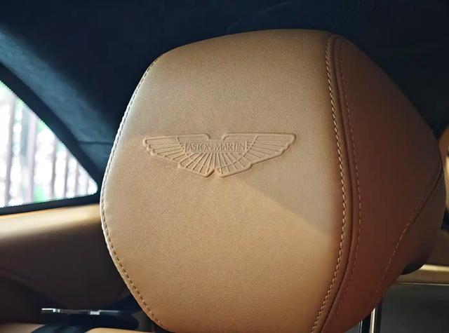 Aston Martin DBX 2024 thumb 12