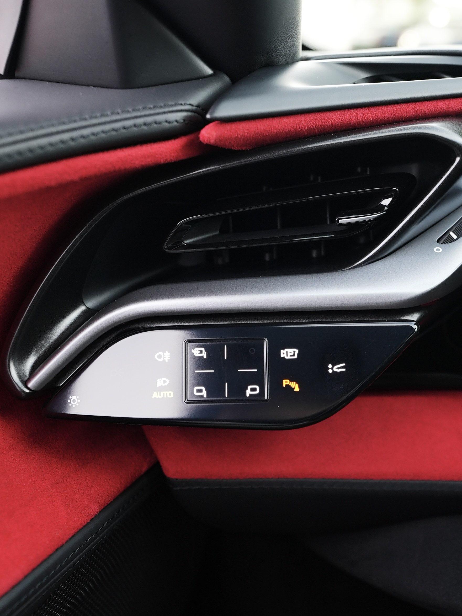 Ferrari SF90 2022 thumb 4