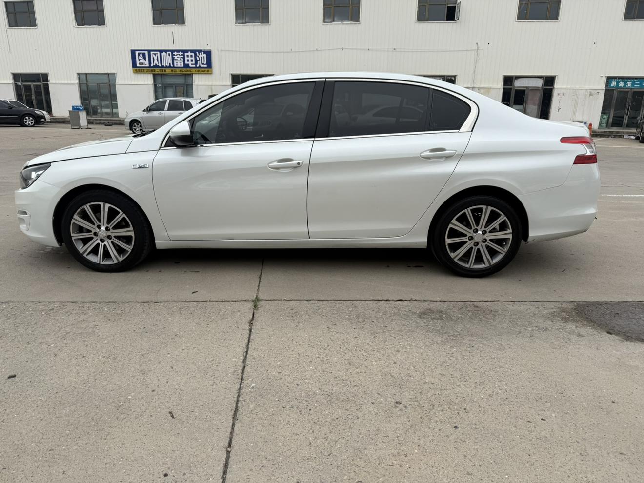 Peugeot 408 2017 thumb 2