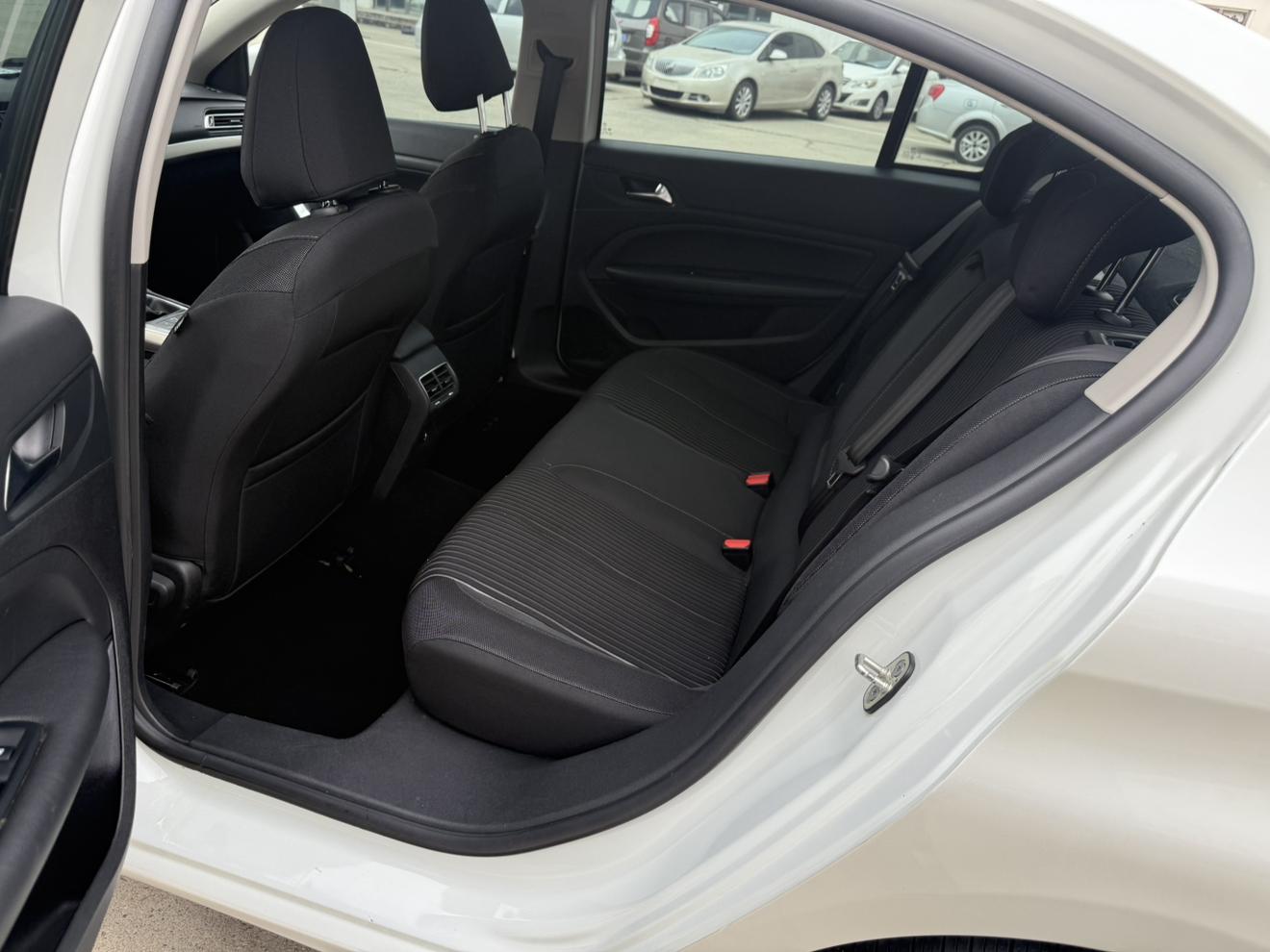 Peugeot 408 2017 thumb 9