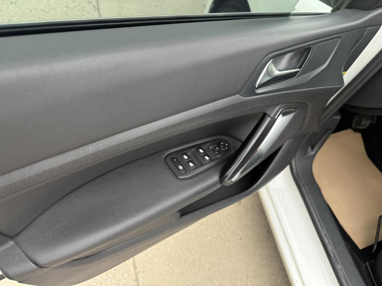 Peugeot 408 2017 thumb 10