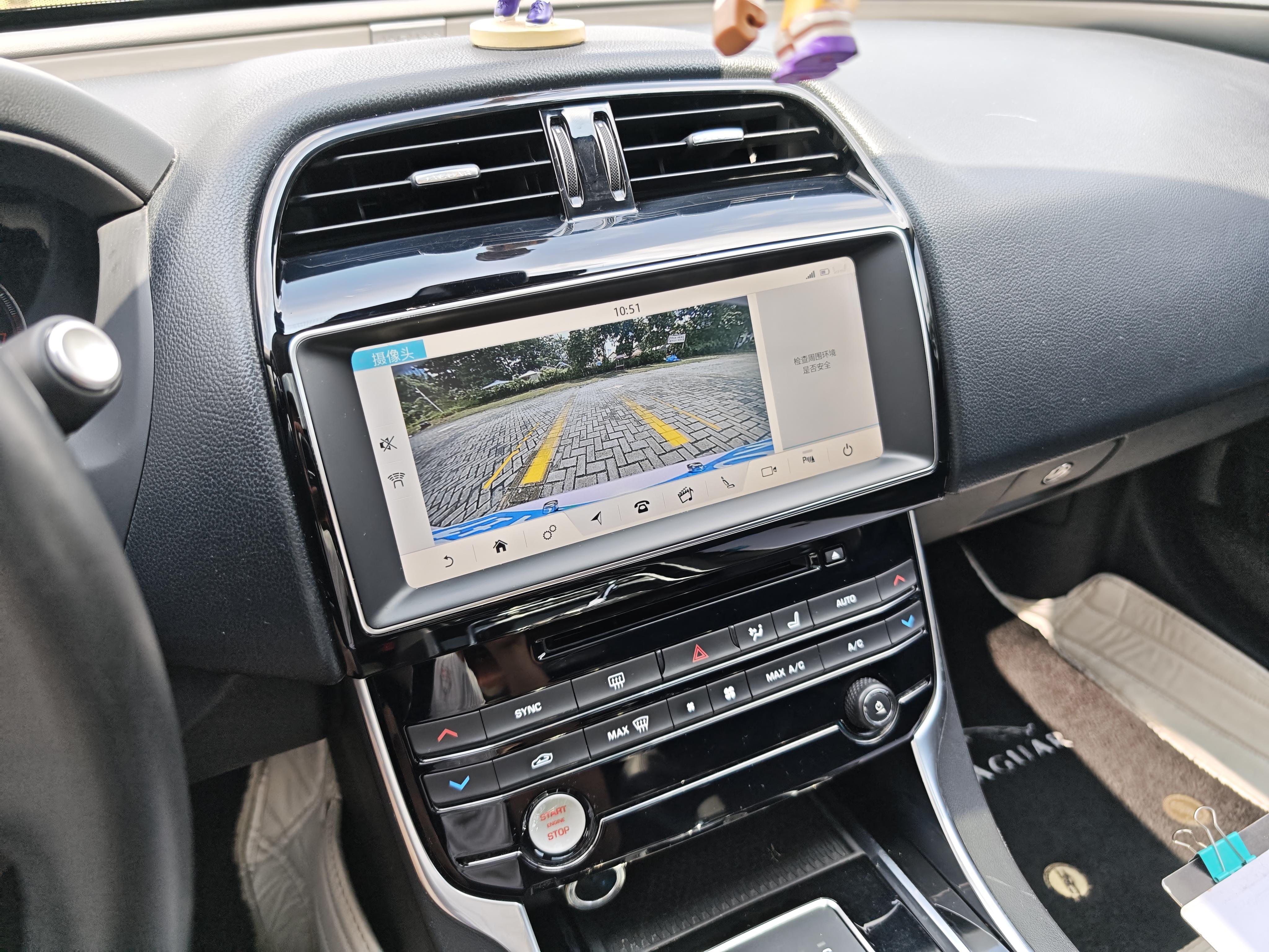 Jaguar XE 2018 thumb 9