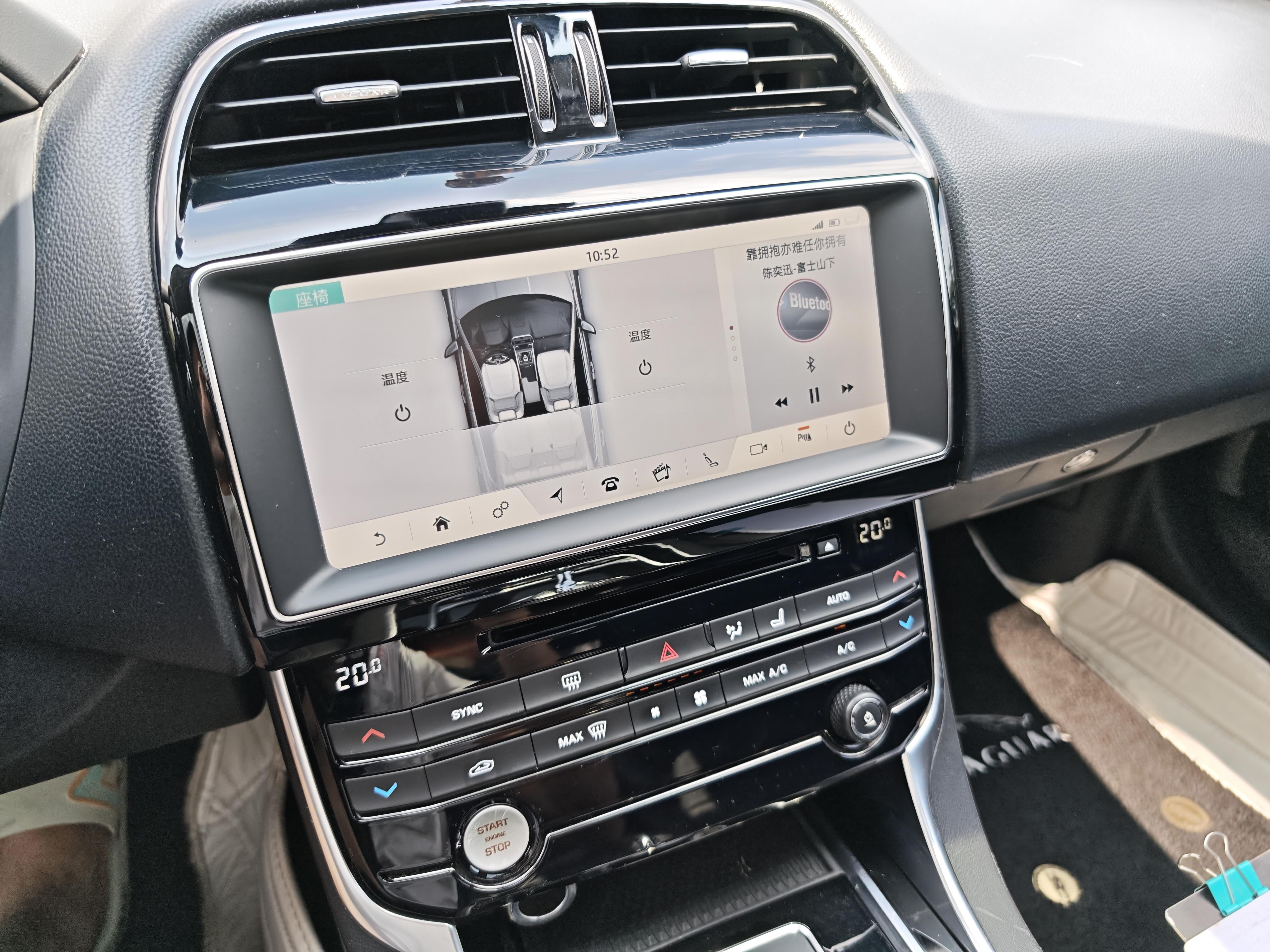 Jaguar XE 2018 thumb 10