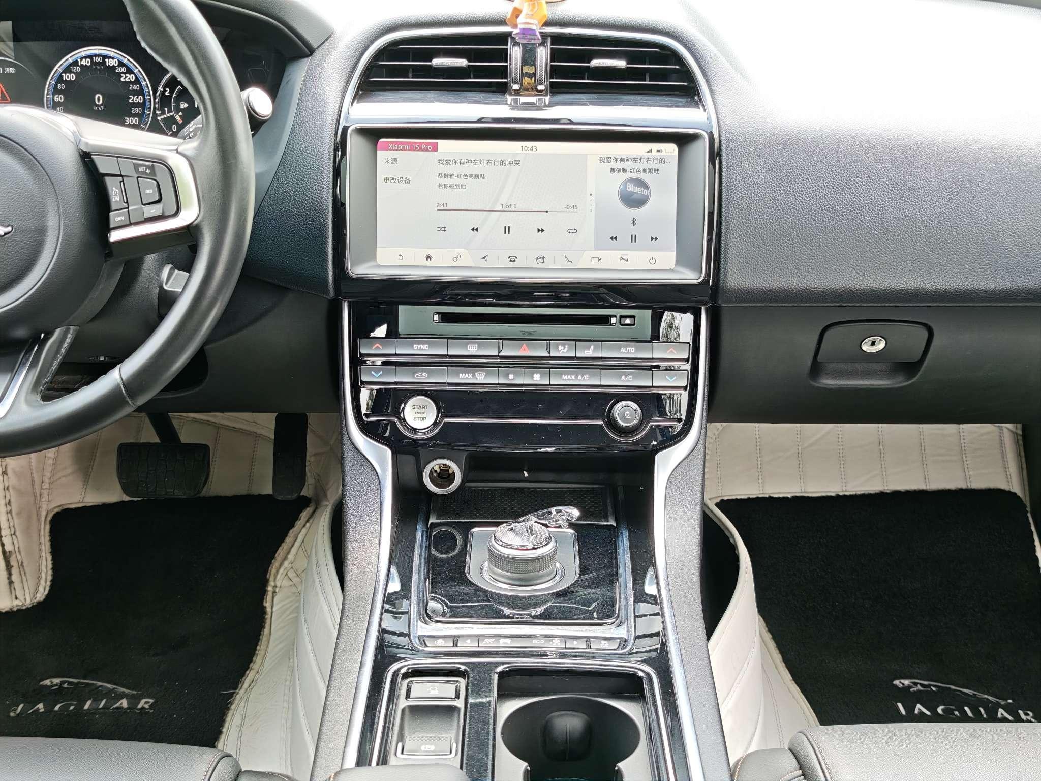 Jaguar XE 2018 thumb 11