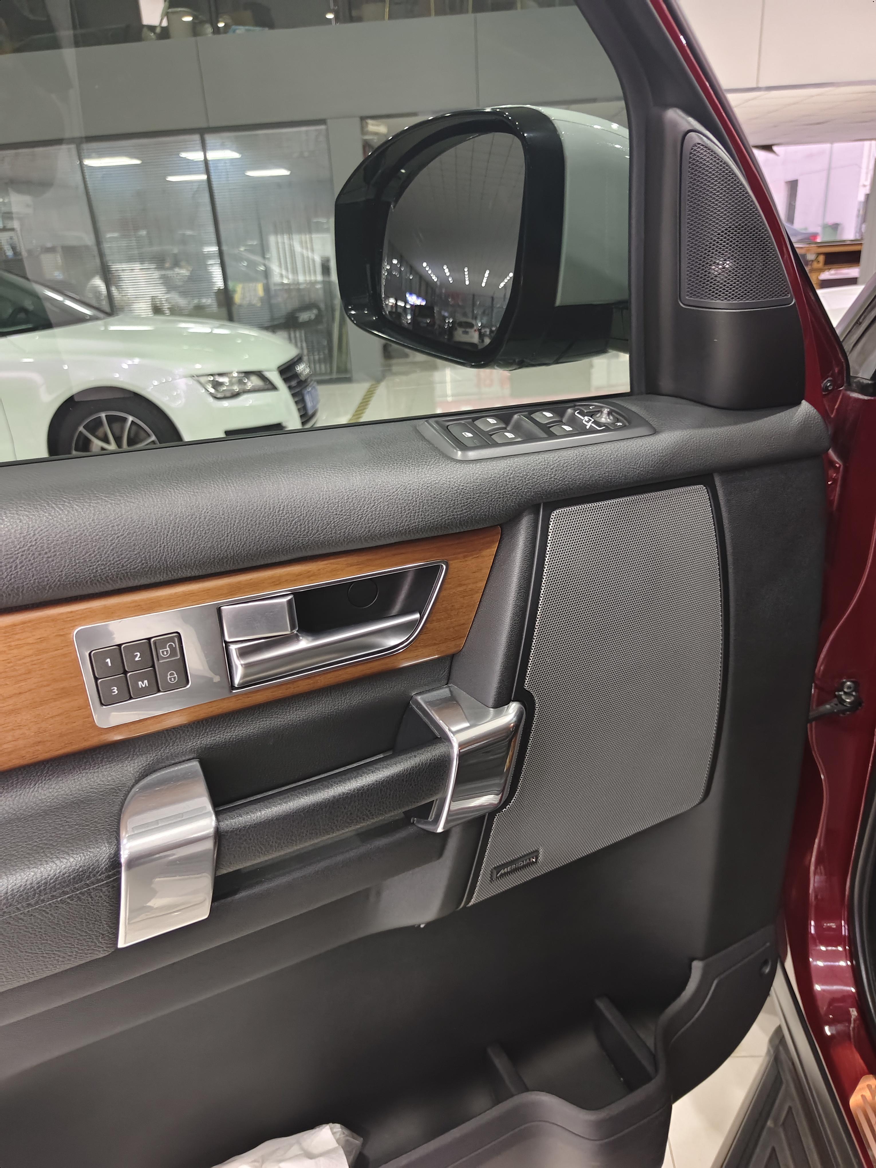 Land Rover Discovery 2017 thumb 5
