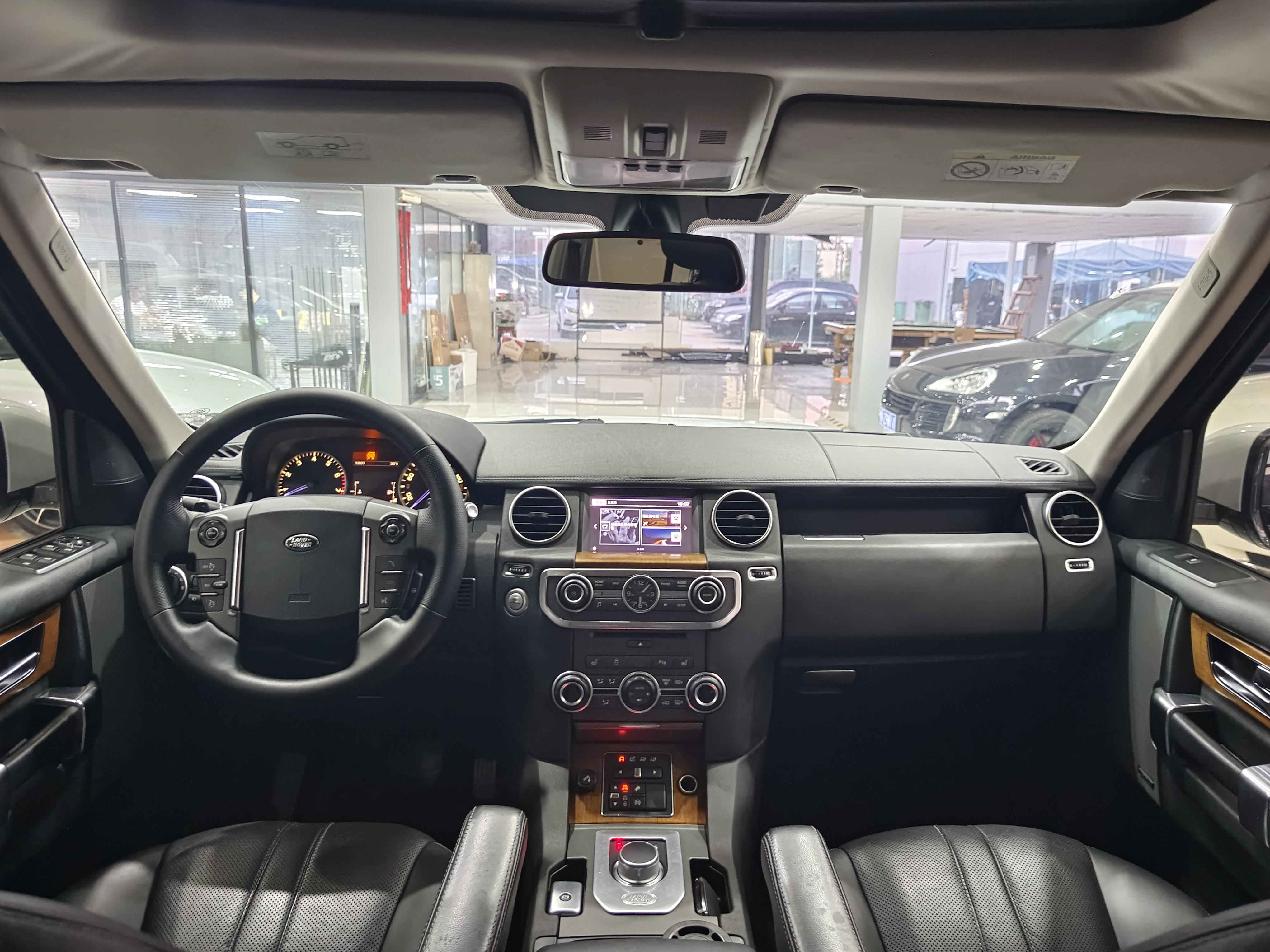 Land Rover Discovery 2017 thumb 9