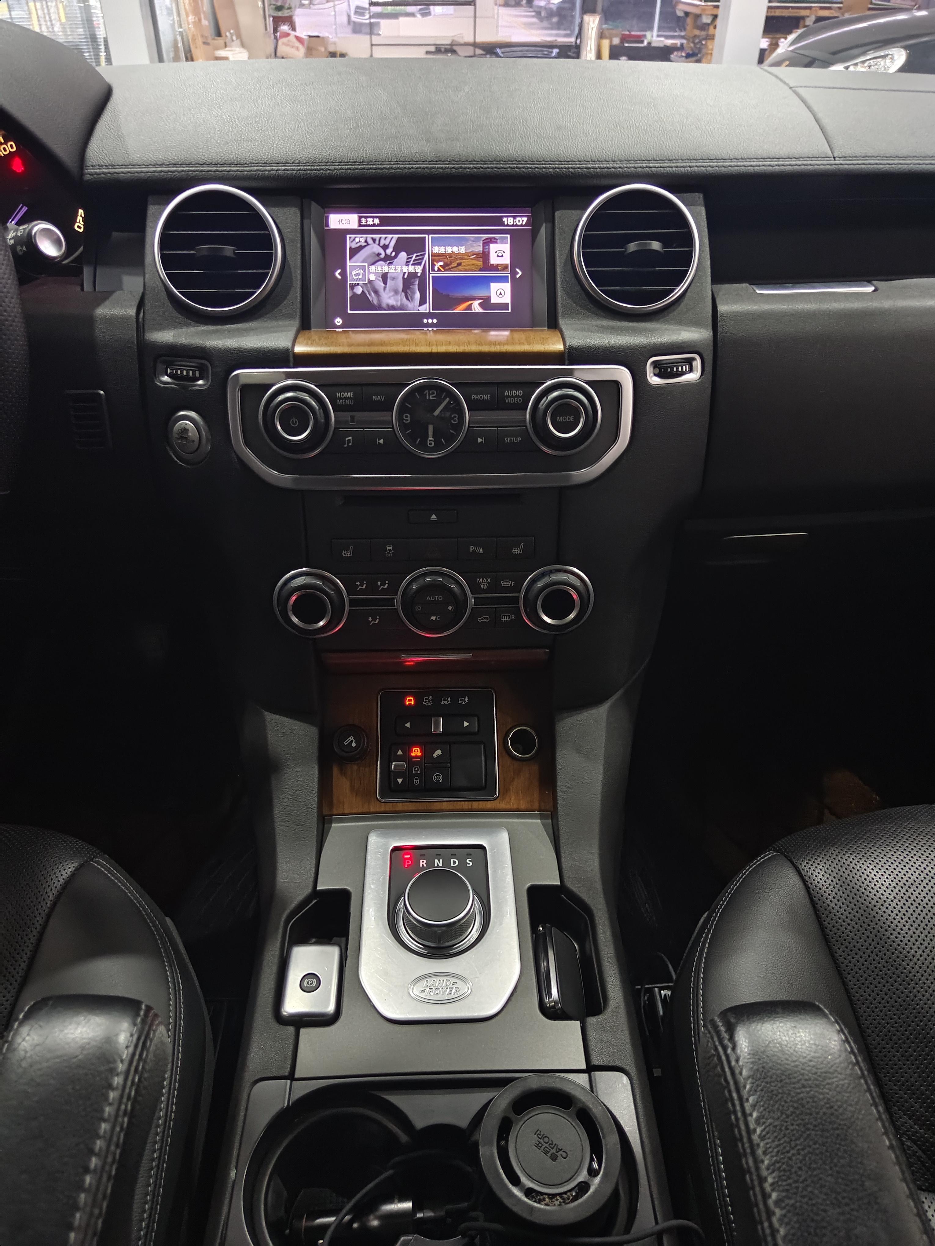 Land Rover Discovery 2017 thumb 10