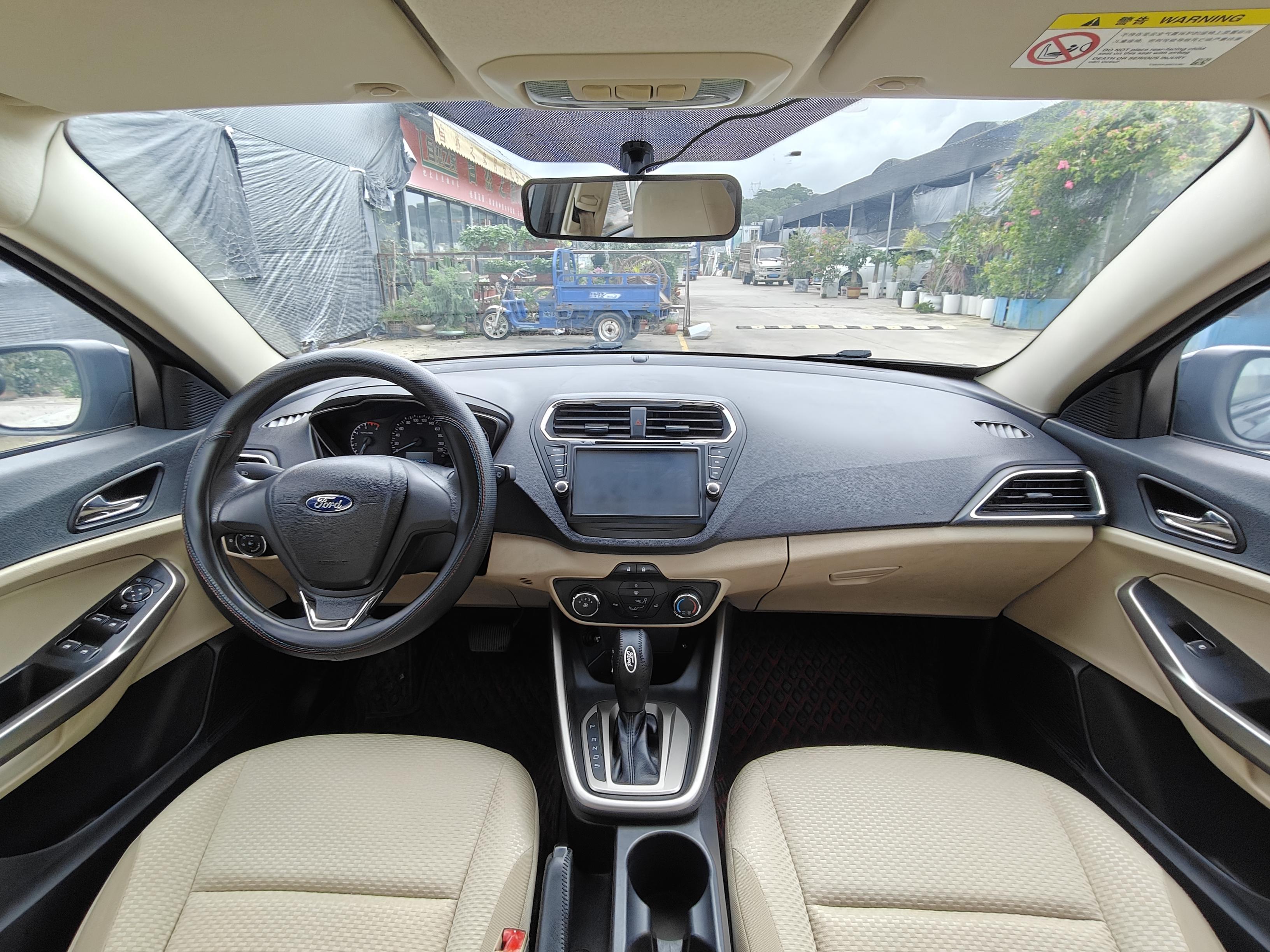 Ford Focus 2015 thumb 5