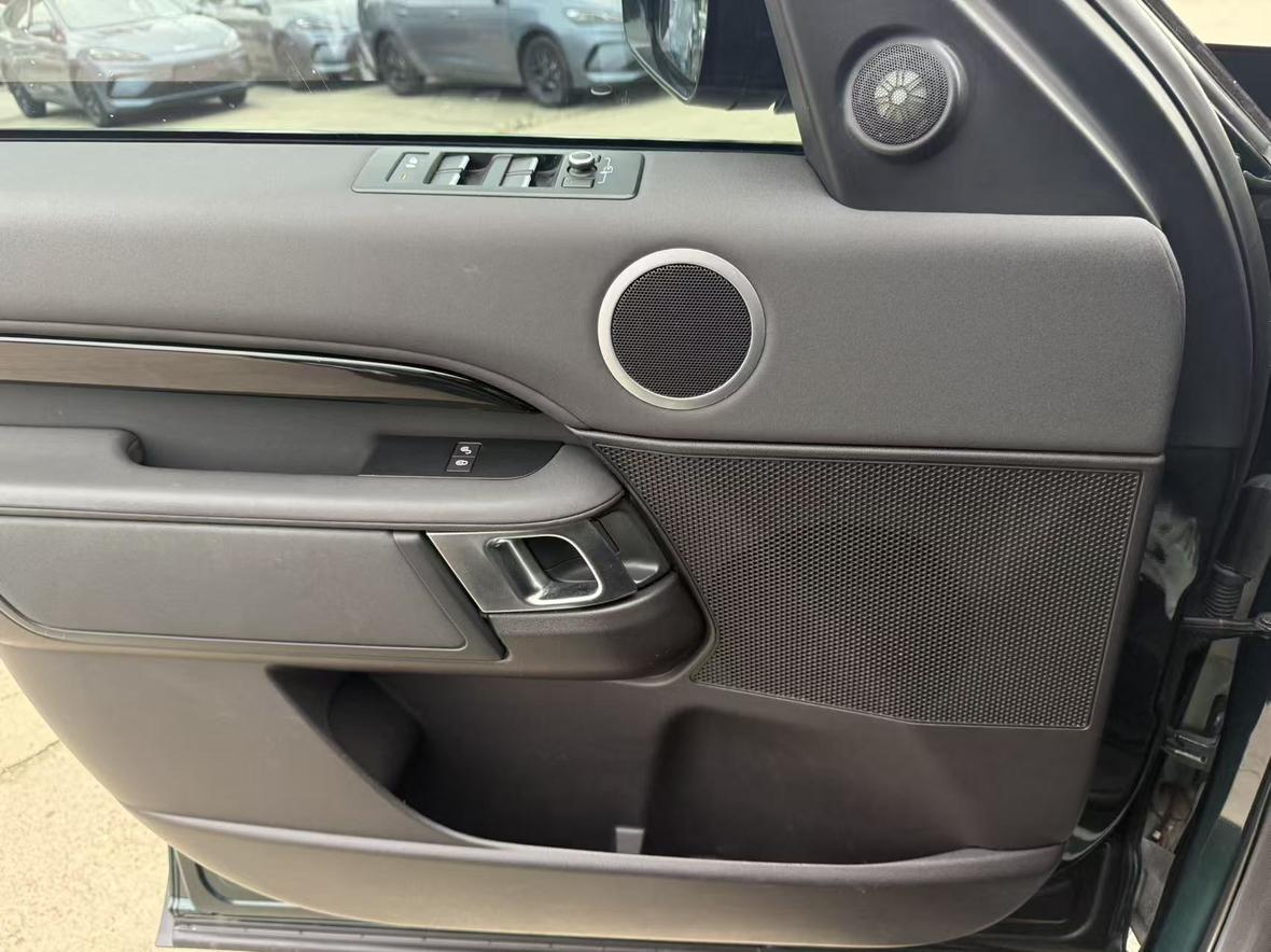 Land Rover Discovery 2017 thumb 6