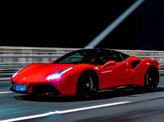 Ferrari 488 2015 thumb 4