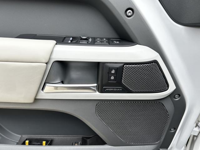 Land Rover Defender 2022 thumb 2