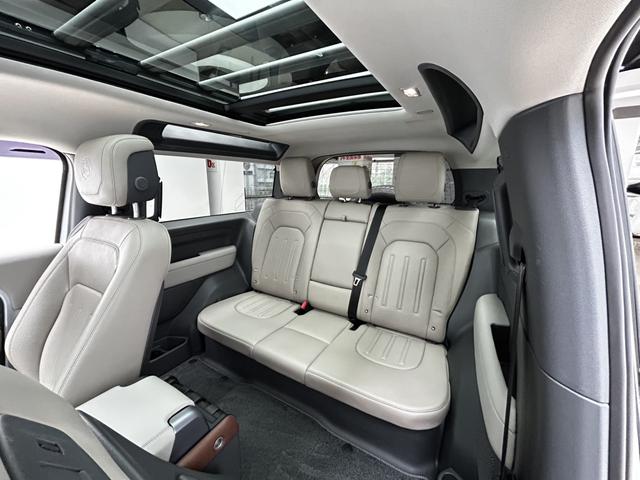 Land Rover Defender 2022 thumb 10