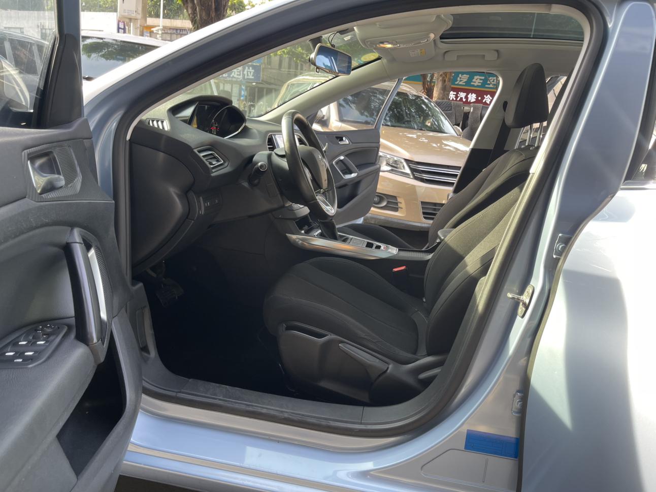 Peugeot 308 2016 thumb 11