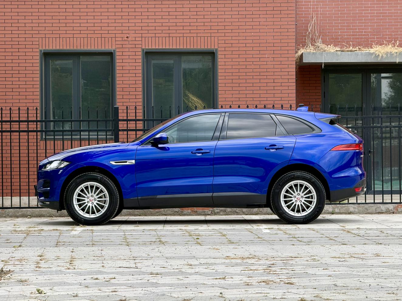 Jaguar F-Pace 2018 thumb 2