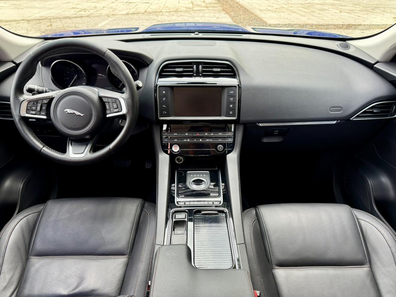 Jaguar F-Pace 2018 thumb 9