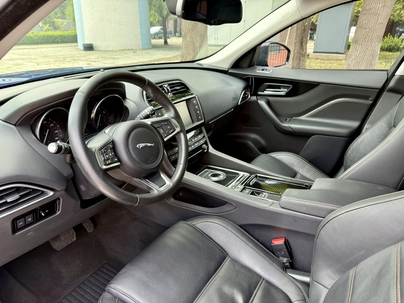 Jaguar F-Pace 2018 thumb 12