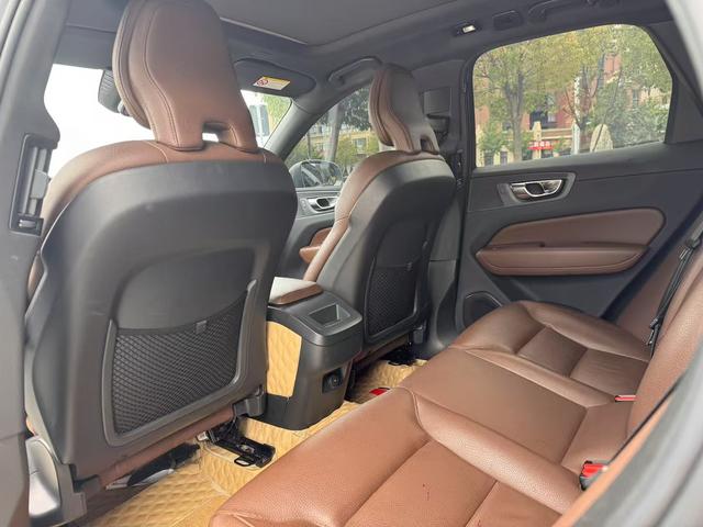 Volvo XC60 2023 thumb 3