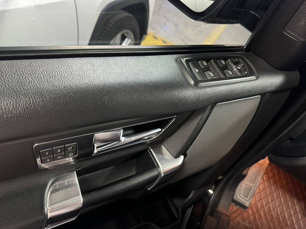 Land Rover Discovery 2016 thumb 11