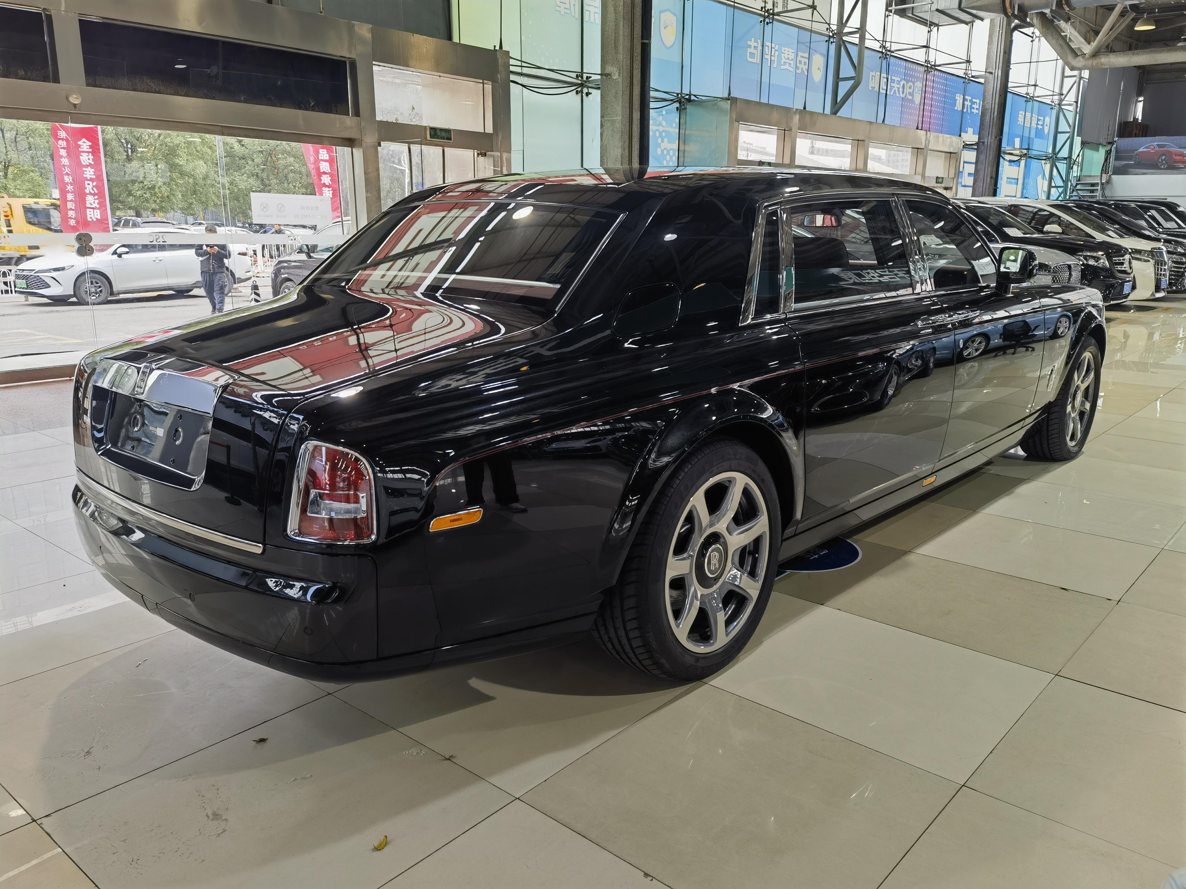 Rolls-Royce Phantom 2016 thumb 2