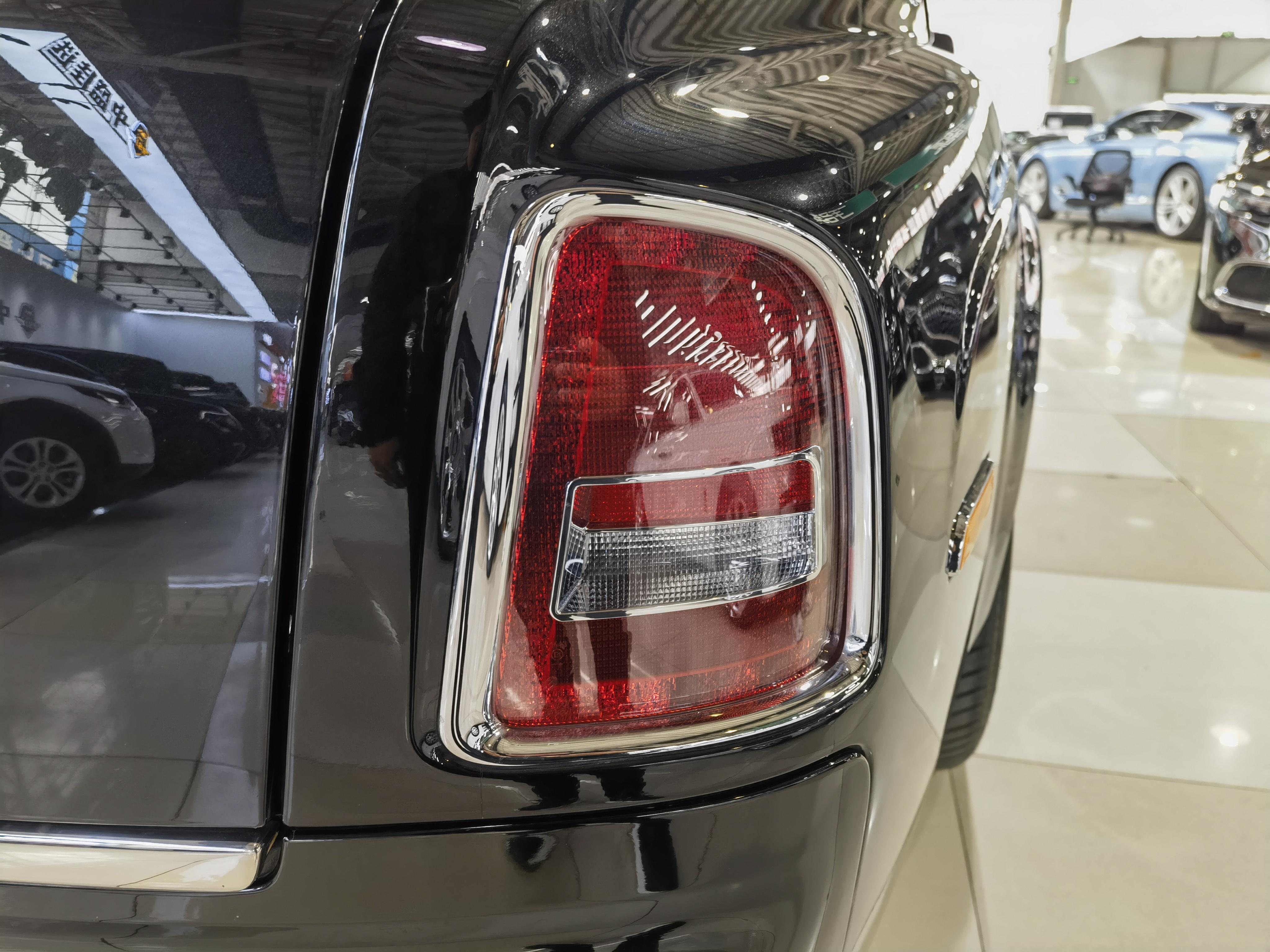 Rolls-Royce Phantom 2016 thumb 5