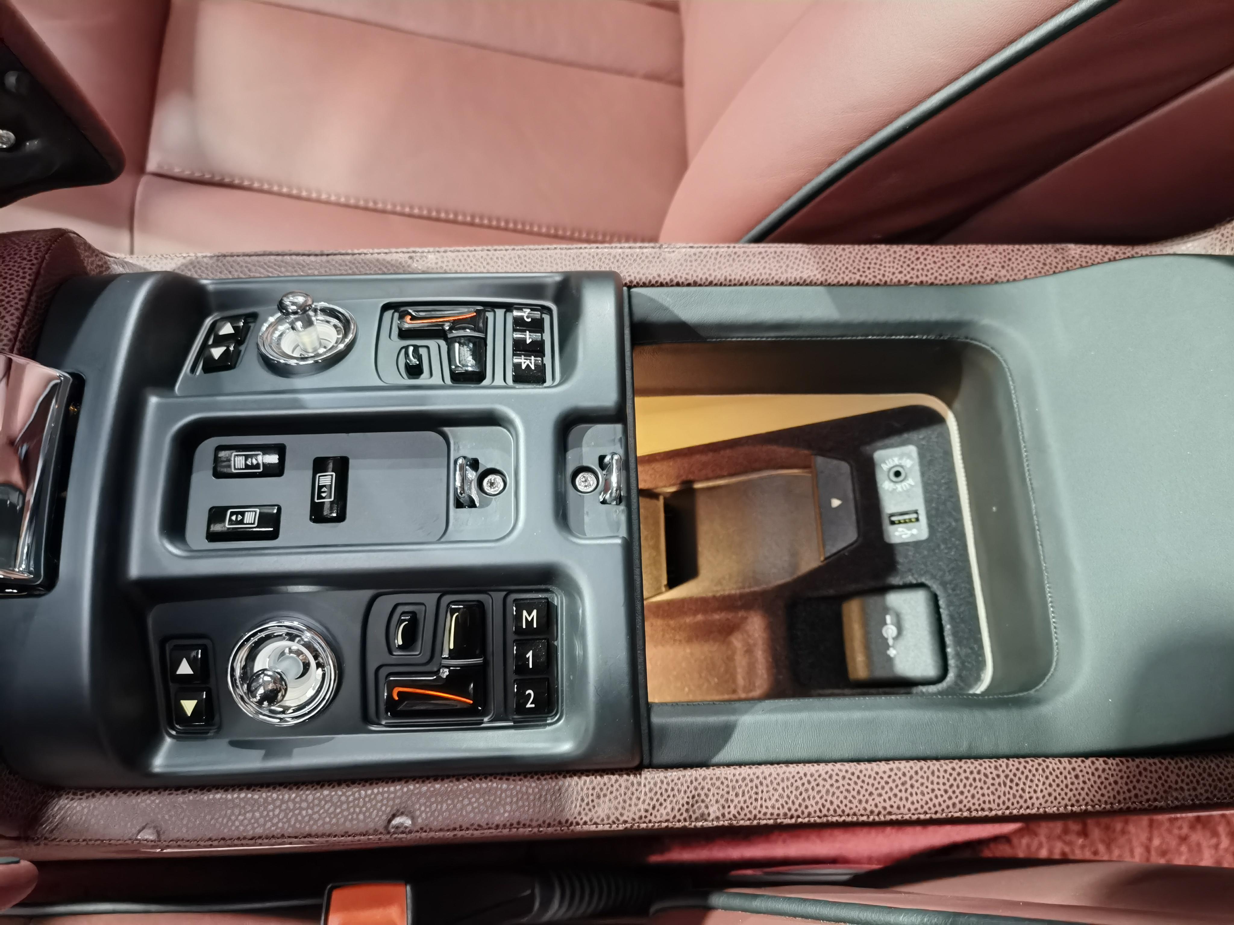 Rolls-Royce Phantom 2016 thumb 6