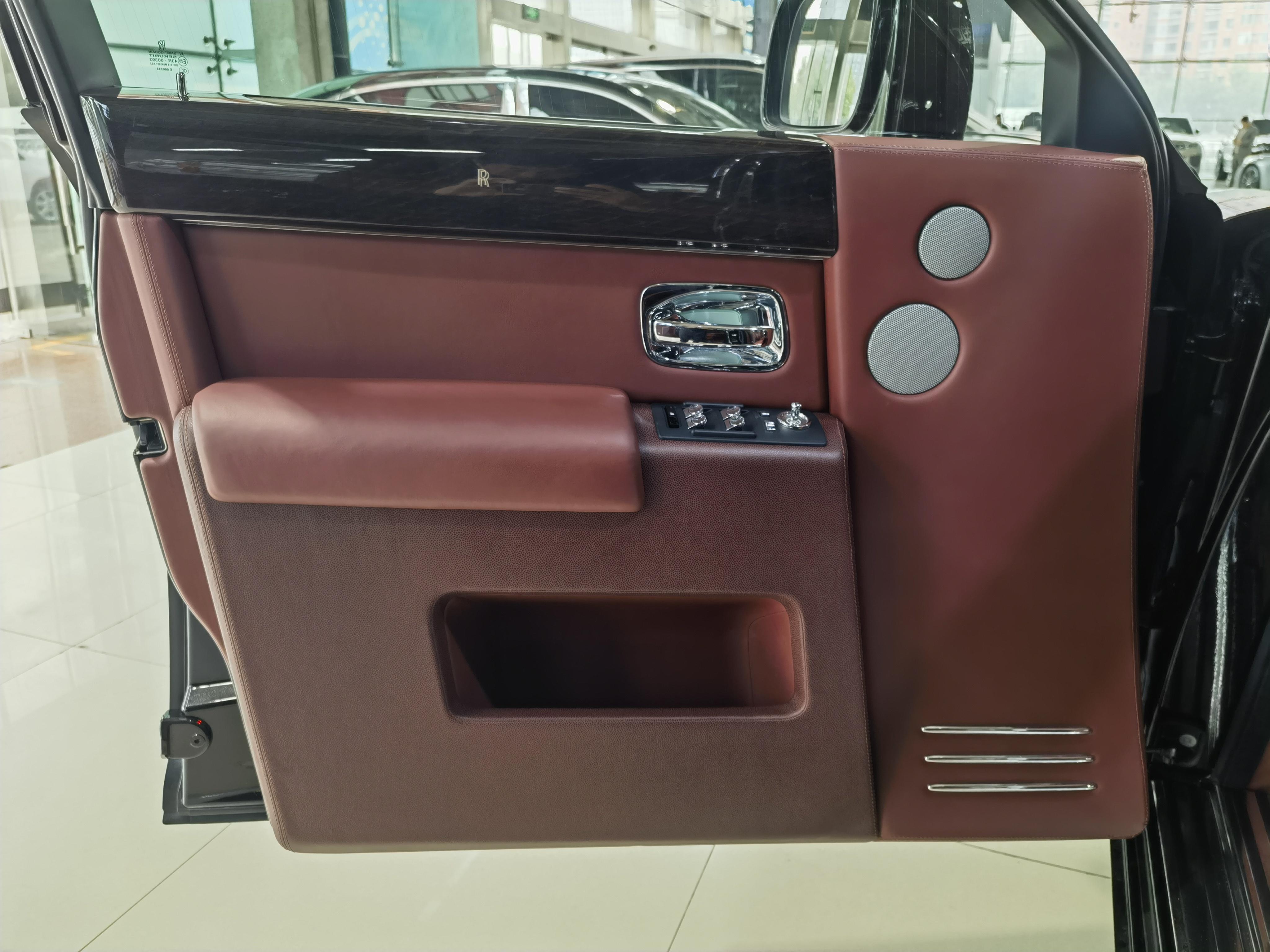 Rolls-Royce Phantom 2016 thumb 7