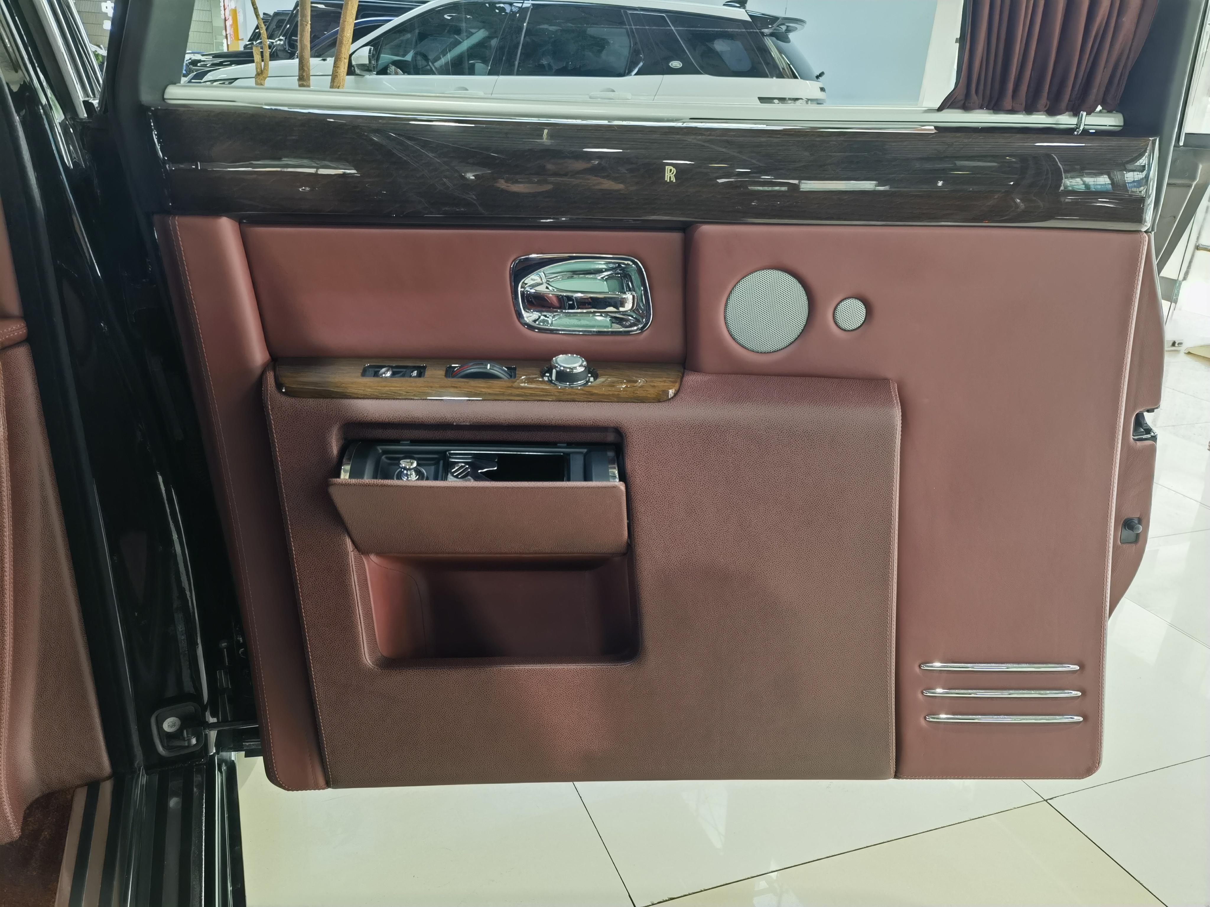 Rolls-Royce Phantom 2016 thumb 9