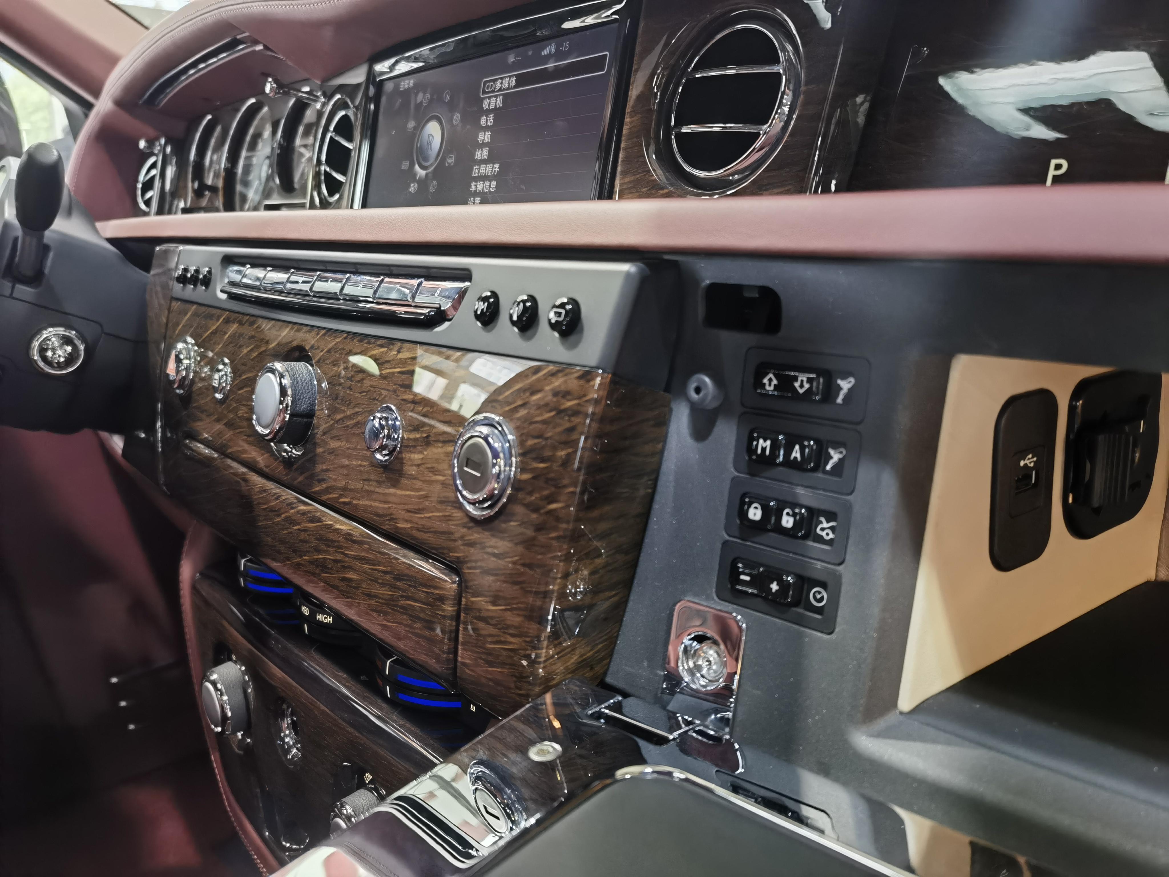 Rolls-Royce Phantom 2016 thumb 10