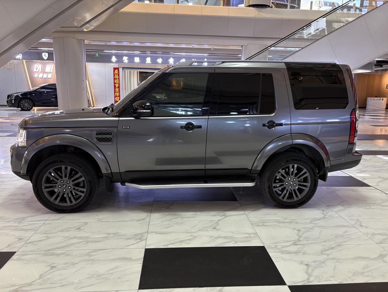 Land Rover Discovery 2017 thumb 2