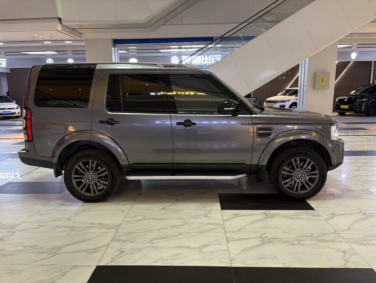 Land Rover Discovery 2017 thumb 6