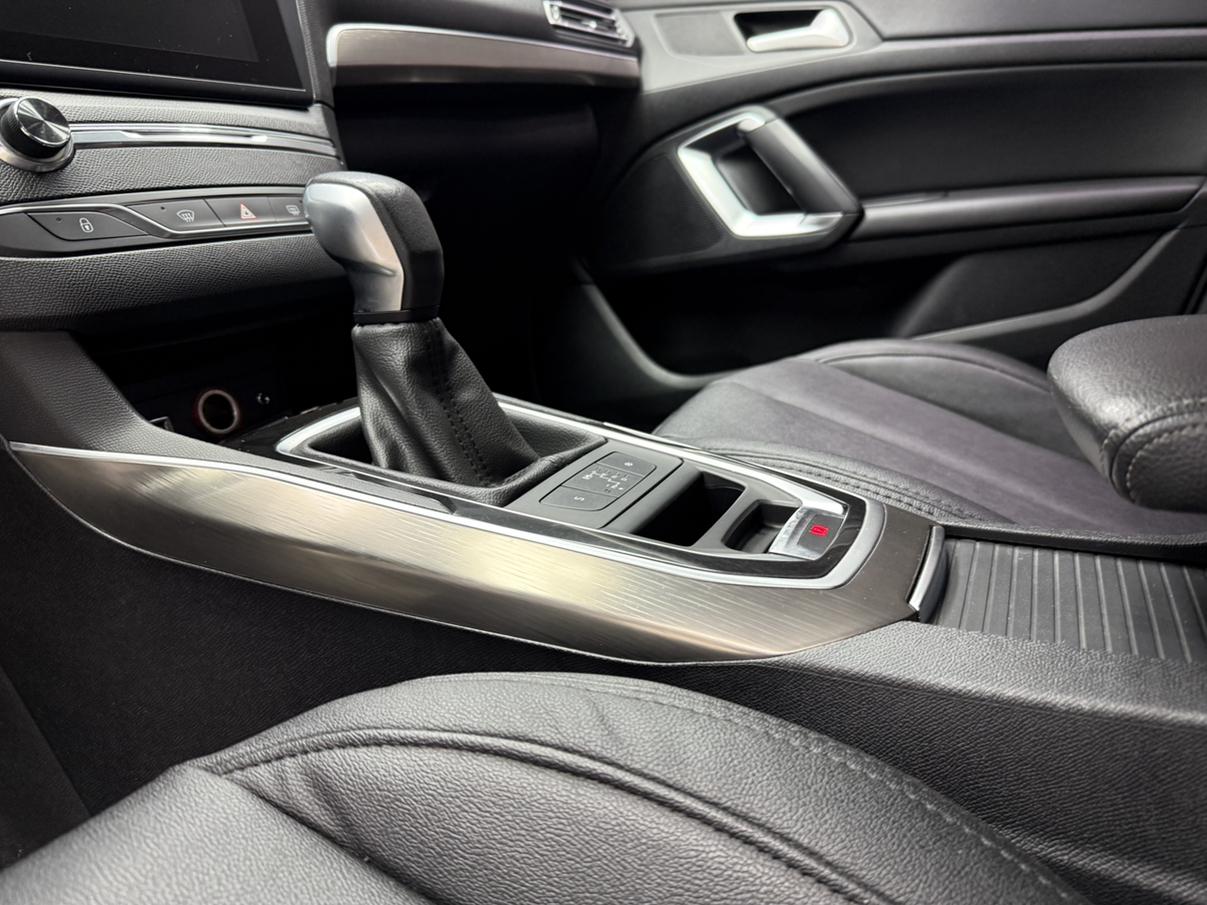 Peugeot 408 2016 thumb 6