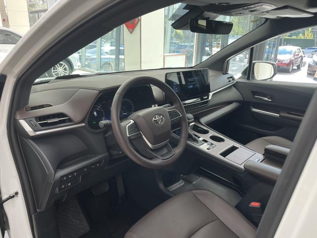Toyota Granvia 2024 thumb 4