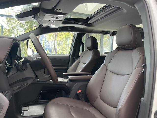 Toyota Granvia 2024 thumb 6