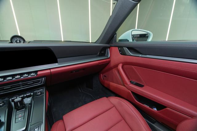 Porsche 911 2023 thumb 8