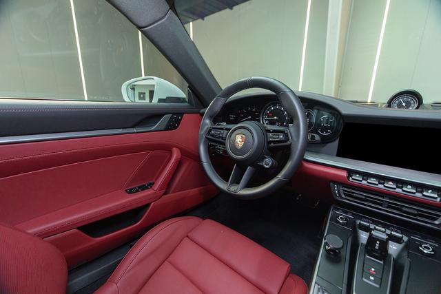 Porsche 911 2023 thumb 9