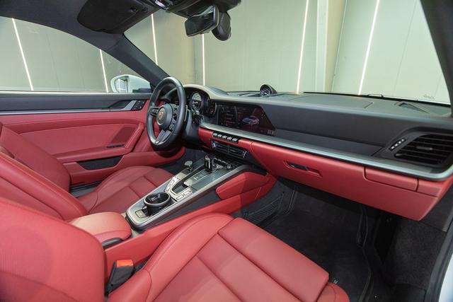 Porsche 911 2023 thumb 11