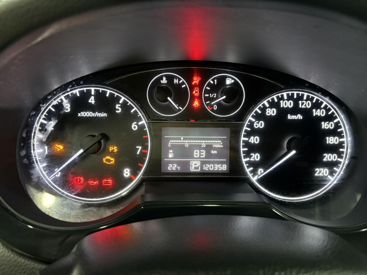 Nissan Tiida 2015 thumb 9
