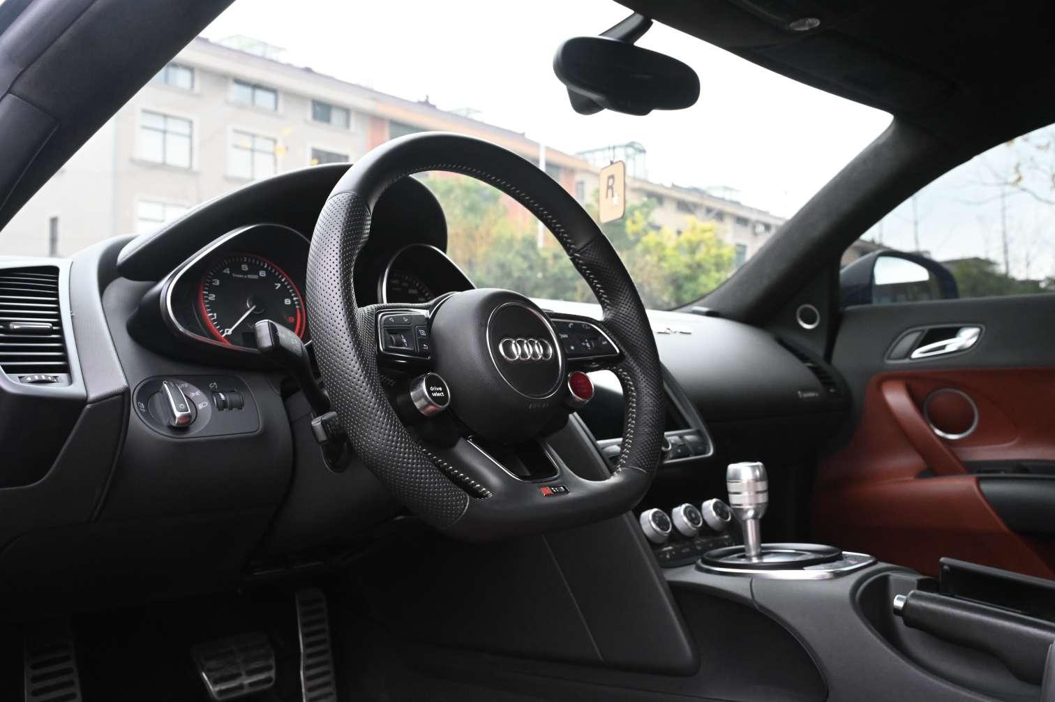 Audi R8 2013 thumb 6