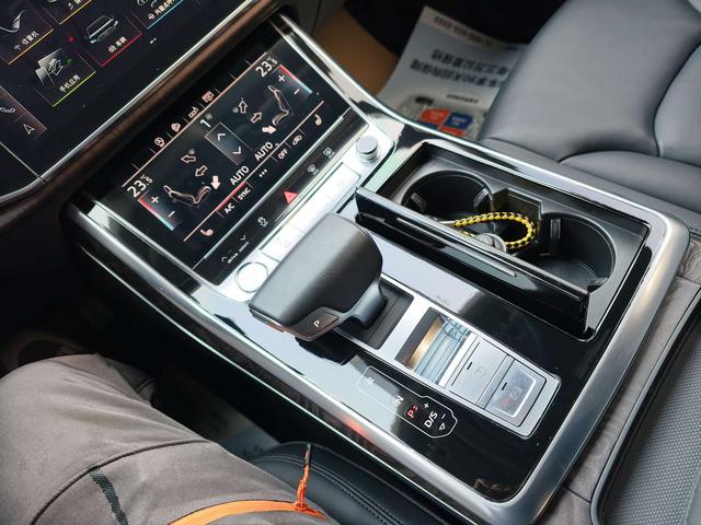 Audi Q8 2019 thumb 10