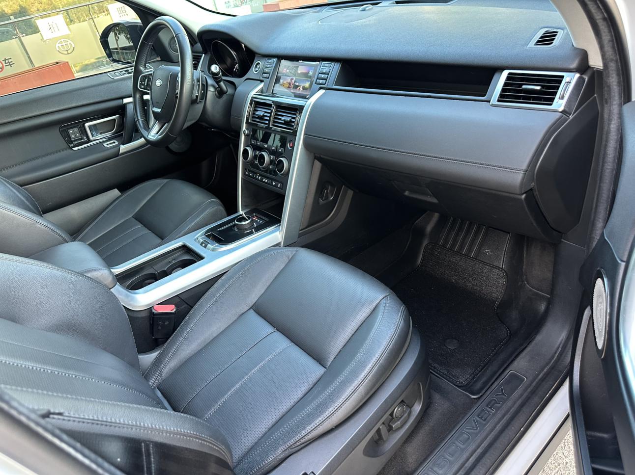 Land Rover Discovery Sport 2017 thumb 9